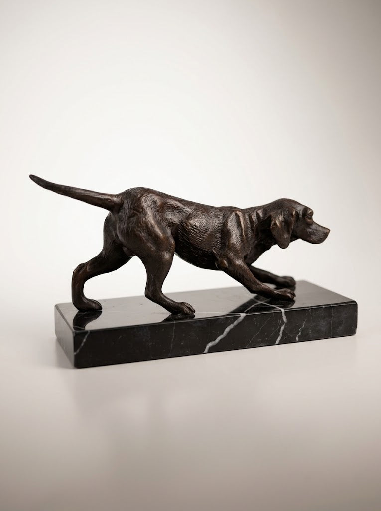 Duo de Sculptures en Bronze Animalier Art Déco – Chiens de Chasse (En Alerte & À l'Arrêt)