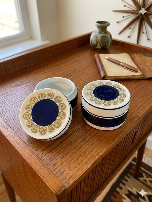 Royal Copenhagen, 2 boîtes à pilules en porcelaine blanche. Numérotée. 1930