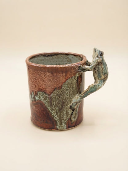 Mugs d'Art en Grès Émaillé – Anses Sculptées Grenouille & Raton Laveur – Pièces Uniques Véronique Plault