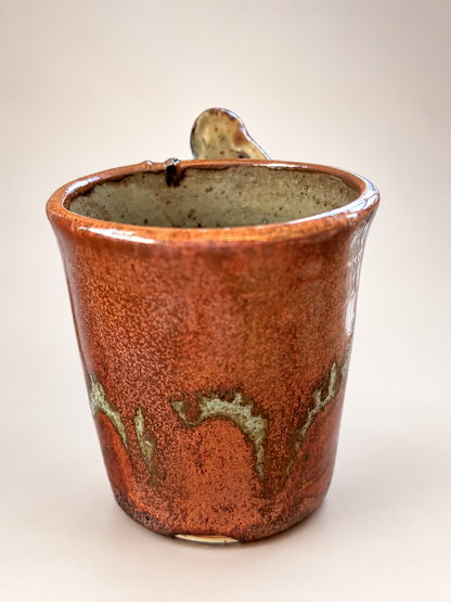 Mugs d'Art en Grès Émaillé – Anses Sculptées Grenouille & Raton Laveur – Pièces Uniques Véronique Plault