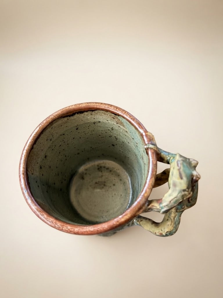 Mugs d'Art en Grès Émaillé – Anses Sculptées Grenouille & Raton Laveur – Pièces Uniques Véronique Plault