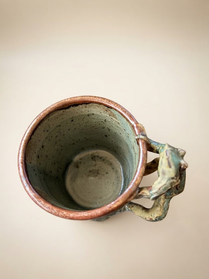 Mugs d'Art en Grès Émaillé – Anses Sculptées Grenouille & Raton Laveur – Pièces Uniques Véronique Plault