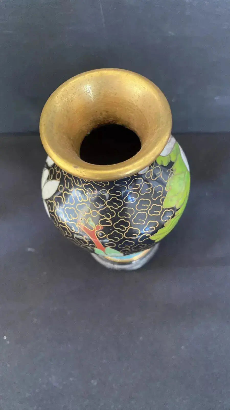 Vase miniature Chinois cloisonné, porcelaine émaillée, et laiton. Vers 1900. Antiquités de France