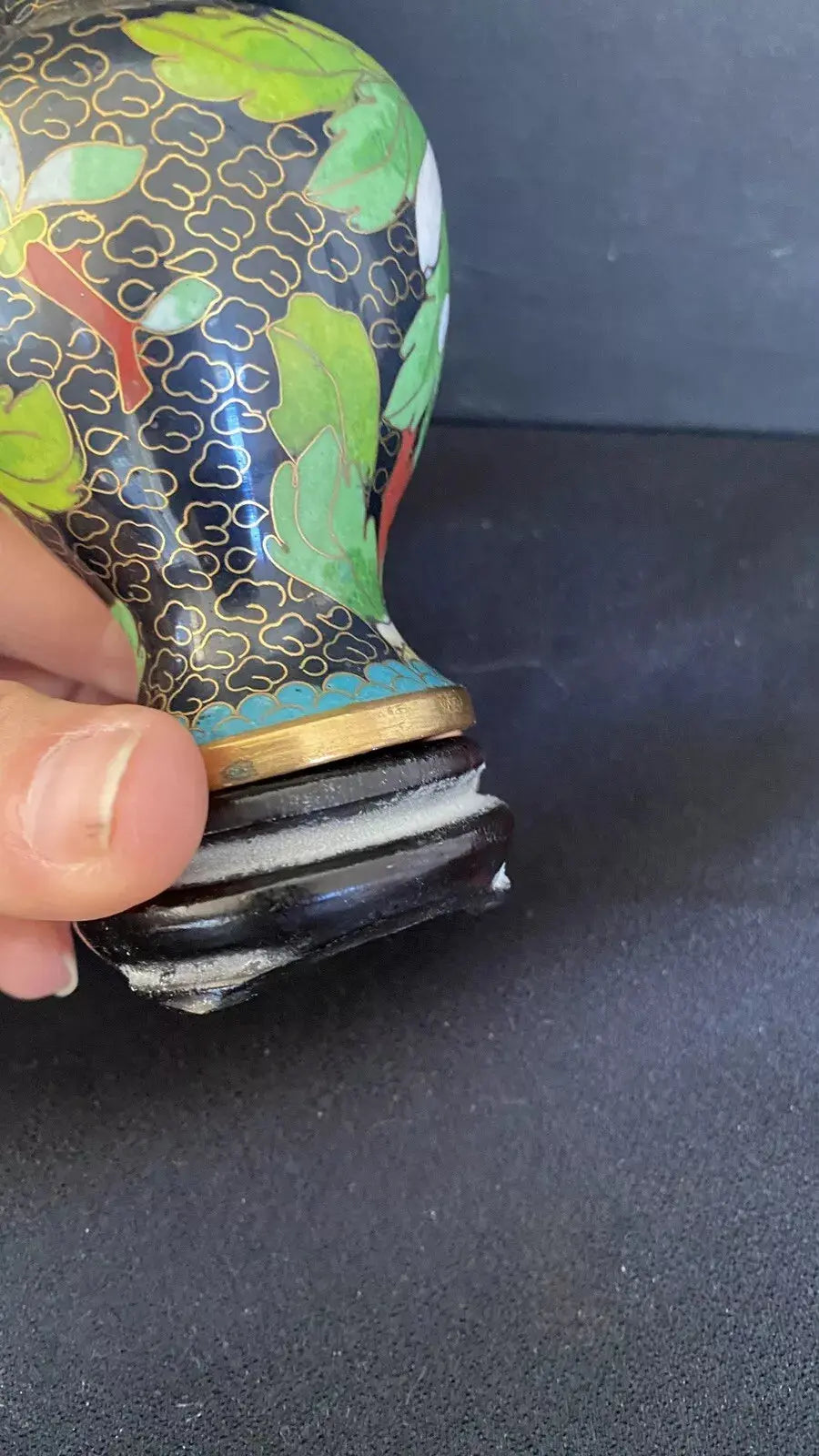 Vase miniature Chinois cloisonné, porcelaine émaillée, et laiton. Vers 1900. Antiquités de France