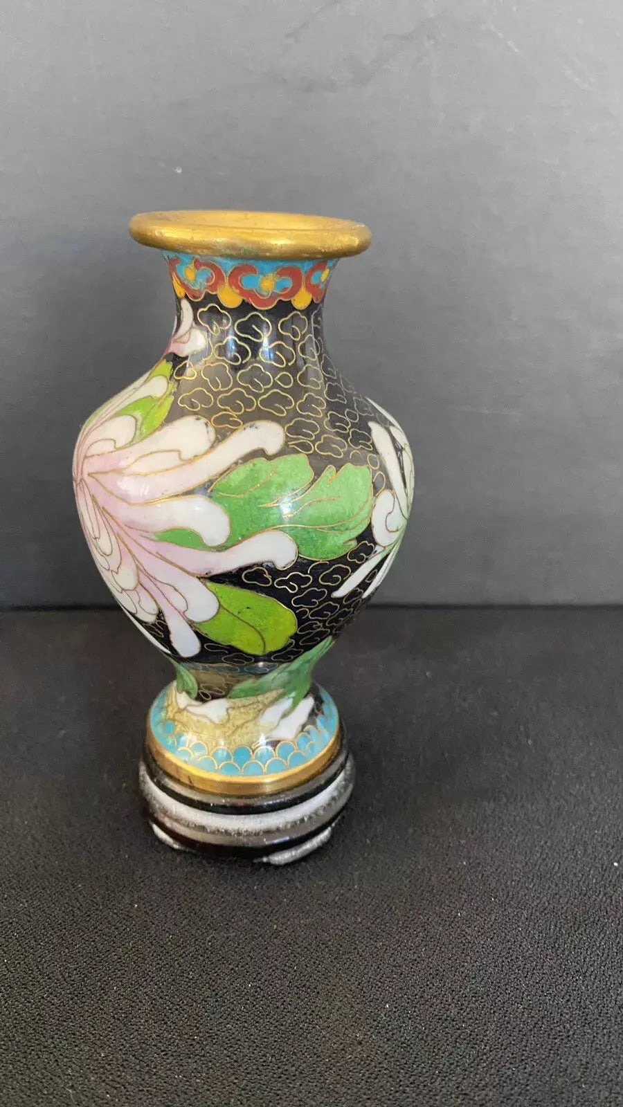 Vase miniature Chinois cloisonné, porcelaine émaillée, et laiton. Vers 1900. Antiquités de France