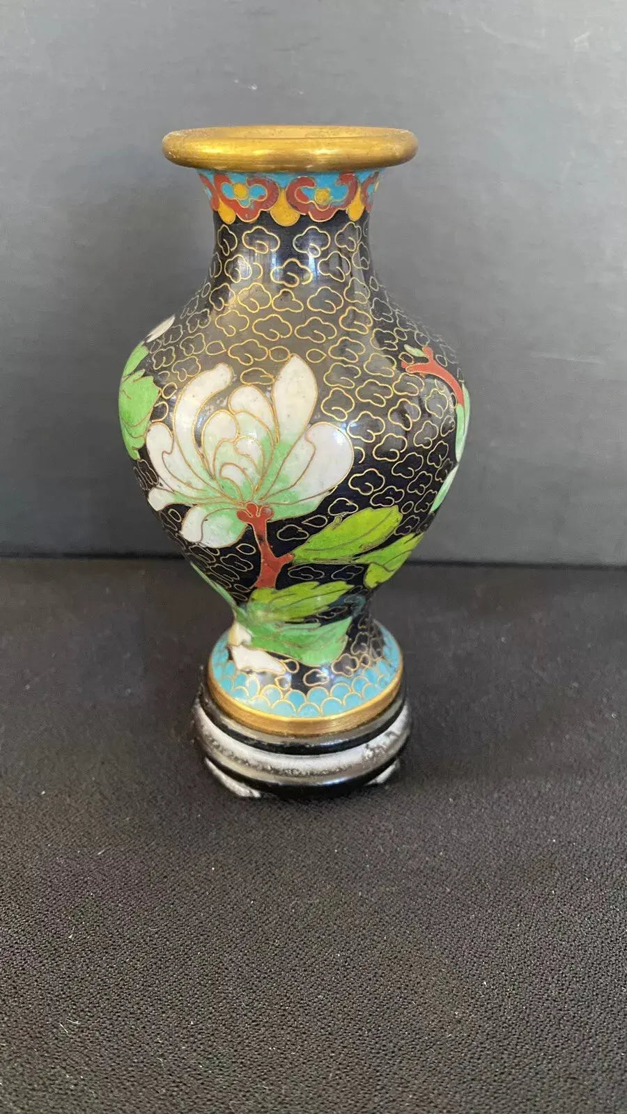 Vase miniature Chinois cloisonné, porcelaine émaillée, et laiton. Vers 1900. Antiquités de France