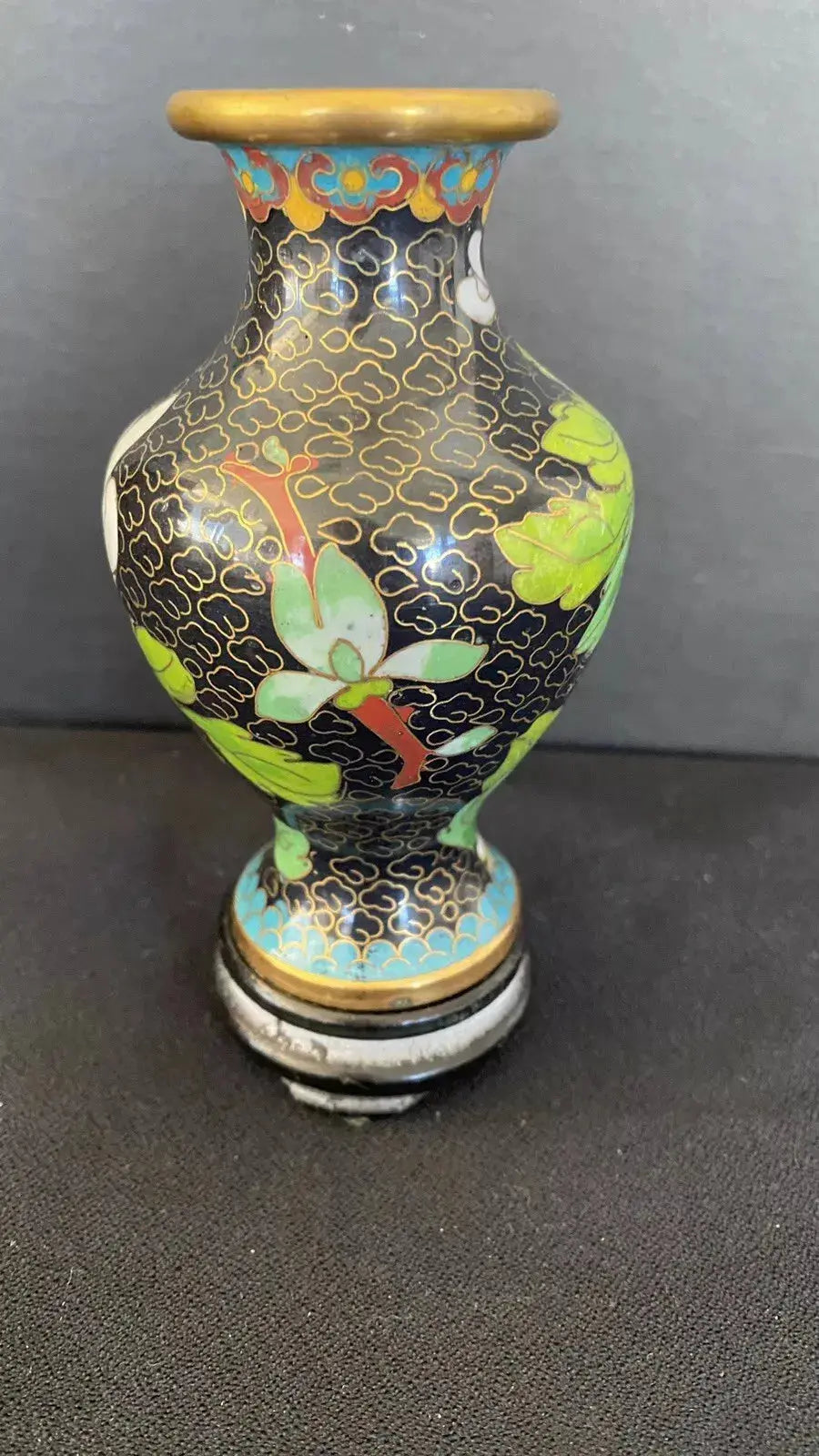 Vase miniature Chinois cloisonné, porcelaine émaillée, et laiton. Vers 1900. Antiquités de France
