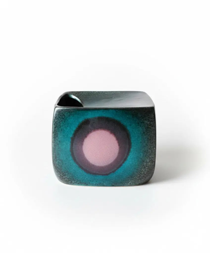 Porcelaine Virebent forme cubique de Pierre Lebe debut 20ieme. Petit défaut d'aspect sur la bordure. - Antiquités de France