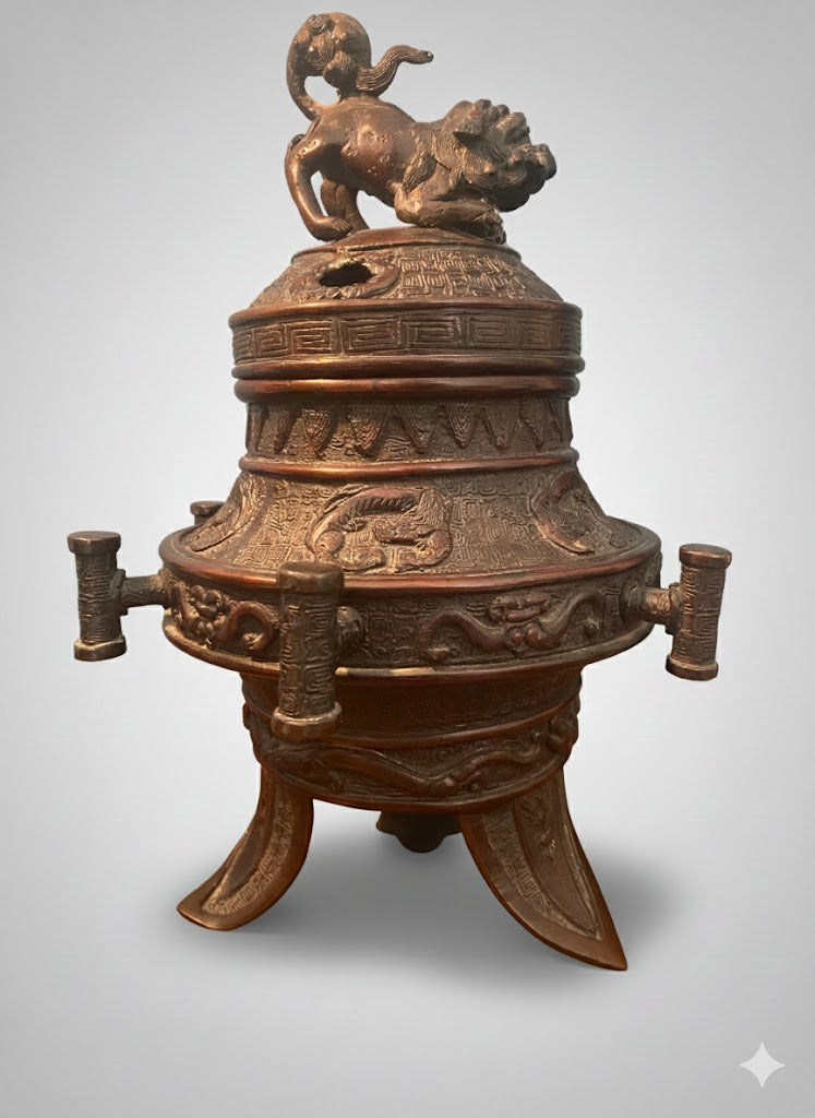 Brûle-parfum bronze début XXe, chien de Fû et décors floraux, tripode, 30x20 cm - Antiquités de France