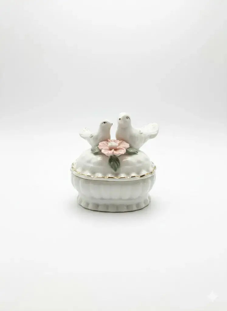 Boîte art déco en PORCELAINE, pilulier à décors de colombes, porcelaine blanche de France.-{{shop name}}