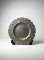 Plateaux en étain très rare, époque art nouveau, signés et numérotés.-{{shop name}}