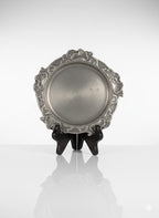 Assiette en étain XVIIIème – chantournée Descamps Nicols, rare 1751, 20 cm Ø-{{shop name}}