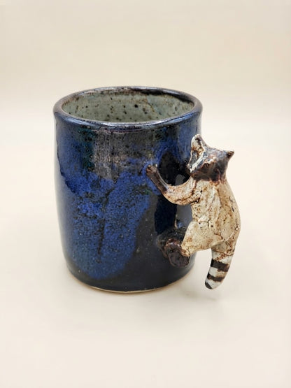 Mugs d'Art en Grès Émaillé – Anses Sculptées Grenouille & Raton Laveur – Pièces Uniques Véronique Plault